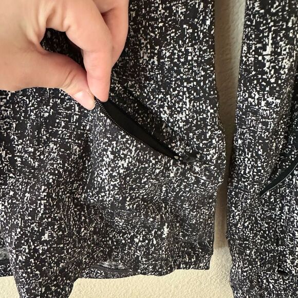 Lululemon Extra Mile Long Sleeve Athletic Running Top Black White Size 6 - Picture 8 of 11